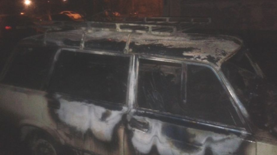 На улице 9 Января в Воронеже неизвестные сожгли «ВАЗ»