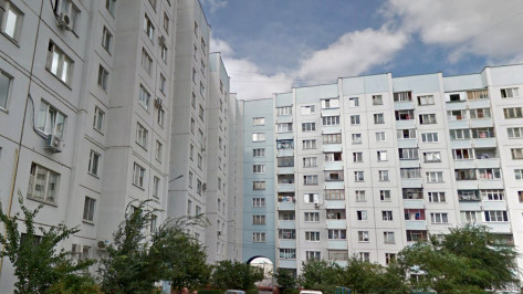 В Воронеже спасатели эвакуировали 9 человек из горящего дома
