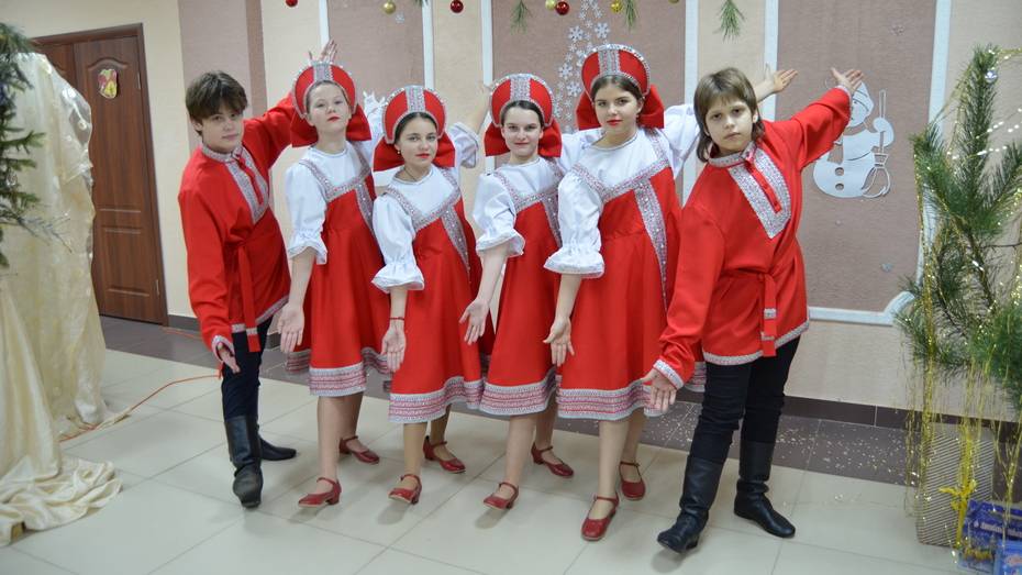 Для 3 детских творческих коллективов Бутурлиновского района приобрели новые костюмы