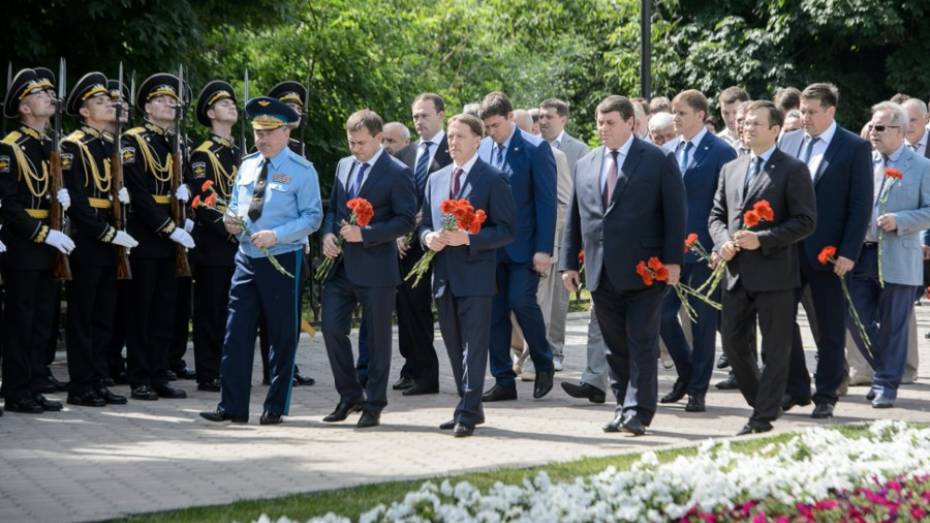 Воронежский губернатор возложил цветы к могиле Неизвестного солдата