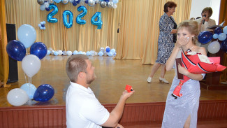 В Борисоглебске студентку позвали замуж на выпускном