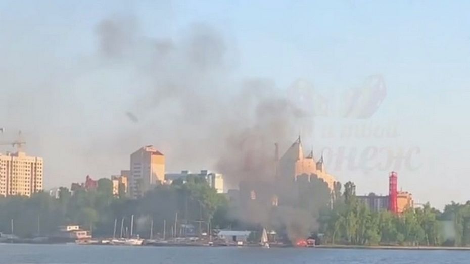 Воронежцы сообщили о пожаре в районе парка «Алые паруса»