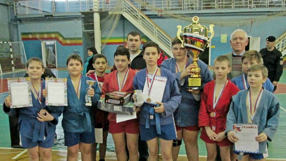 Семилукский спортсмен завоевал «золото» на турнире по самбо