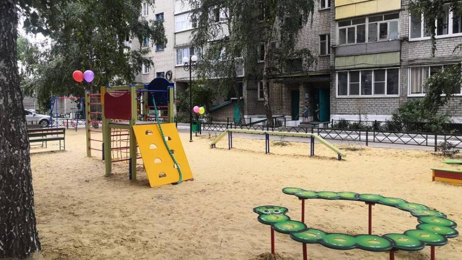 В Россоши на улице Линейной появилась новая детская площадка 