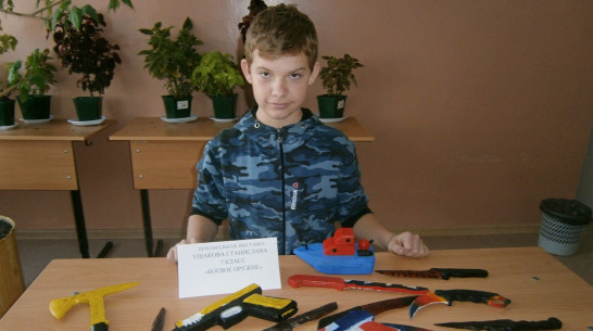 Верхнемамонский семиклассник сделал макеты боевого оружия из дерева