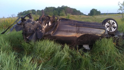 В Верхнехавском районе при опрокидывании иномарки в кювет погибла 23-летняя пассажирка 