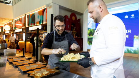 Чипсы из манки и творог с соленым огурцом: какие блюда представила Воронежская область на форуме «Путешествуй!» в Москве