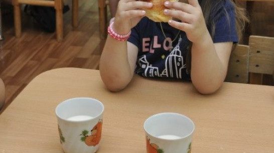 В воронежских детсадах отменили вечерний кефир с булкой