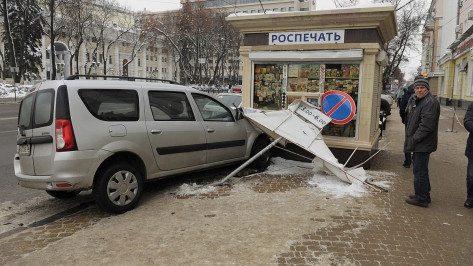 В центре Воронежа «Лада» столкнулась с автобусом и въехала в киоск: пострадали двое