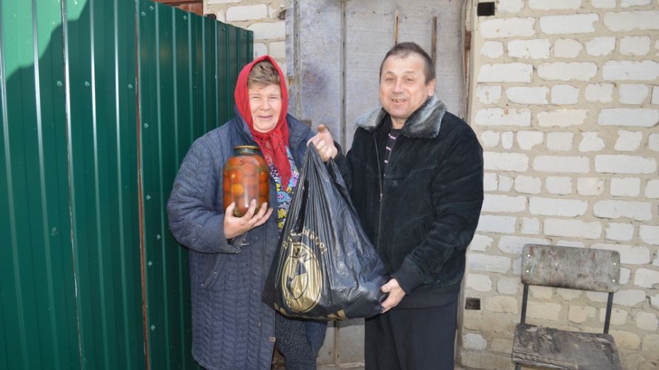 Жители новоусманской деревни обеспечили едой и одеждой переселенцев с Украины