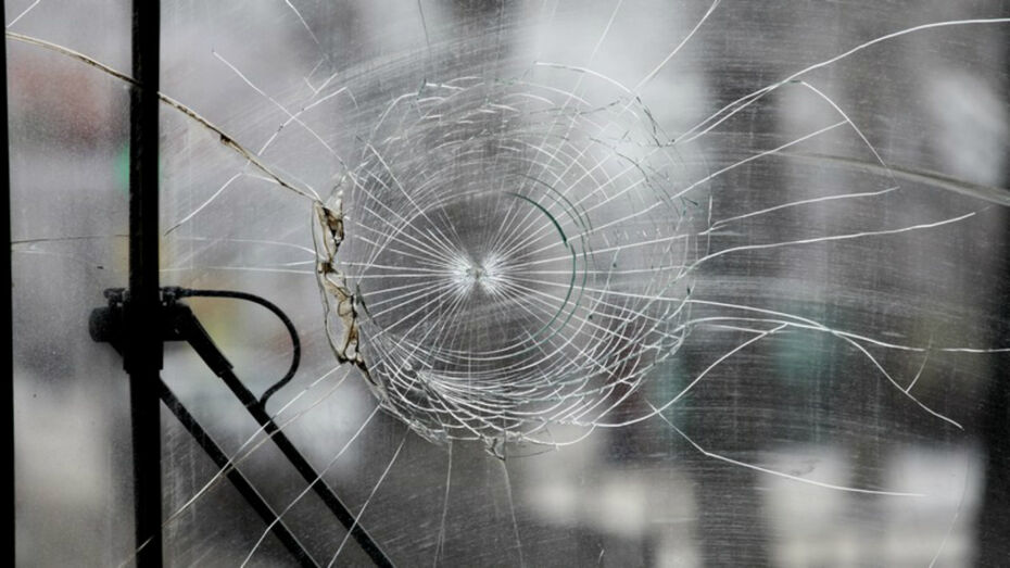 В центре Воронежа сосульки разбили лобовое стекло автомобиля