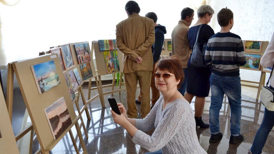 В Павловске изостудия для взрослых представила выставку картин 