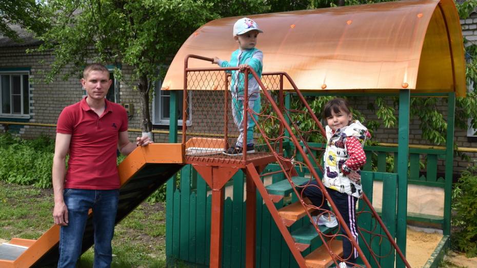 Жители Кантемировки своими силами сделали детскую площадку 