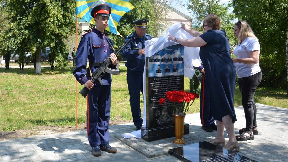 В Острогожском районе Воронежской области открыли памятник погибшим при крушении военного Ан-26