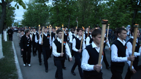 В Острогожске прошло факельное шествие в память о погибших земляках