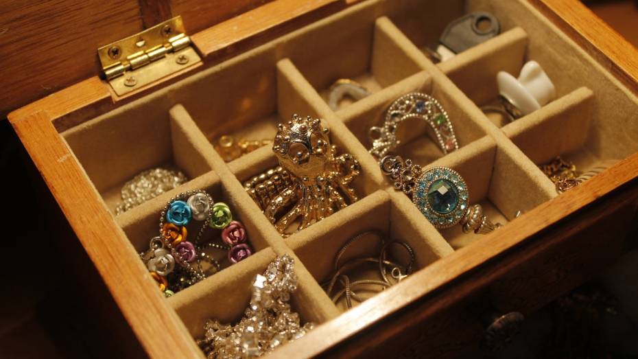 Девушку из Рязанской области осудили за кражу золота и долларов в Воронеже