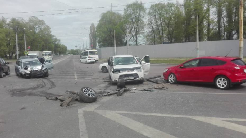 При столкновении 3 иномарок в Воронеже погибла 64-летняя женщина 