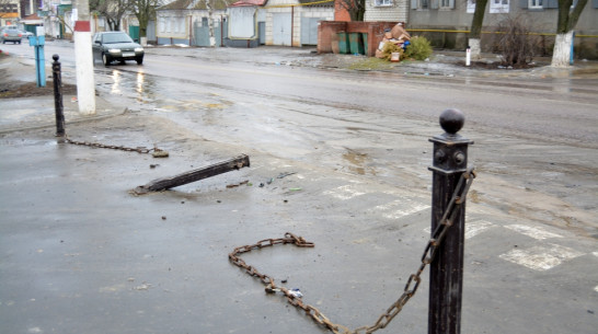 В центре Богучара автолихач снес металлическое ограждение