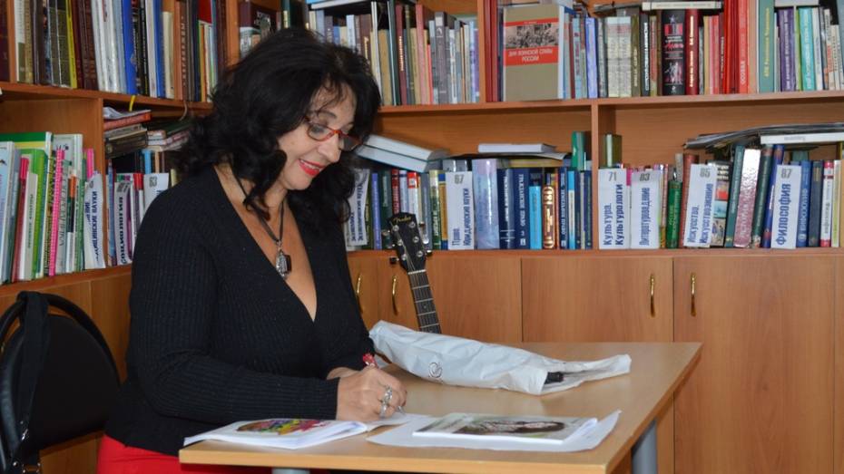 Жительница Репьевки выпустила первый сборник стихотворений «Не напрасно…»