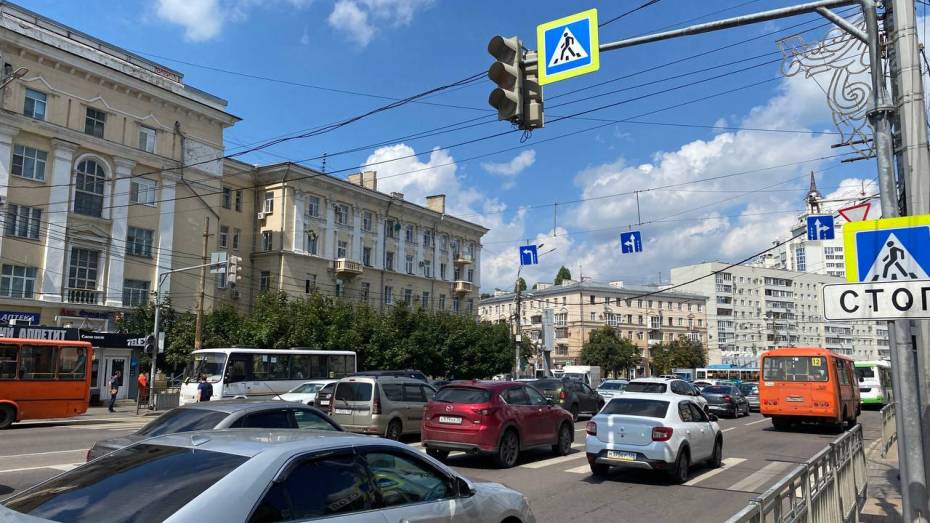 Светофоры отключились на оживленном перекрестке в центре Воронежа