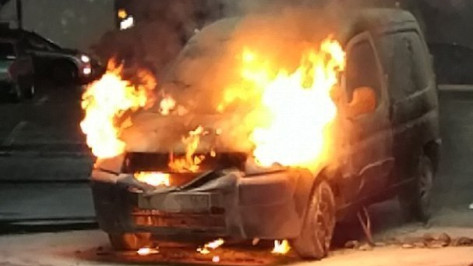 В Сети появилось новое видео с загоревшимся в Воронеже Peugeot