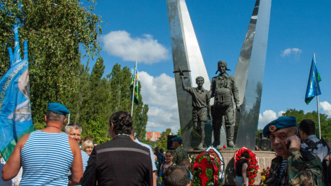 Воронежцы возложили цветы и венки в парке Победы в День ВДВ