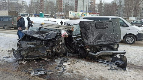 В жуткой аварии на окружной Воронежа пострадали 3 взрослых и 10-летний ребенок