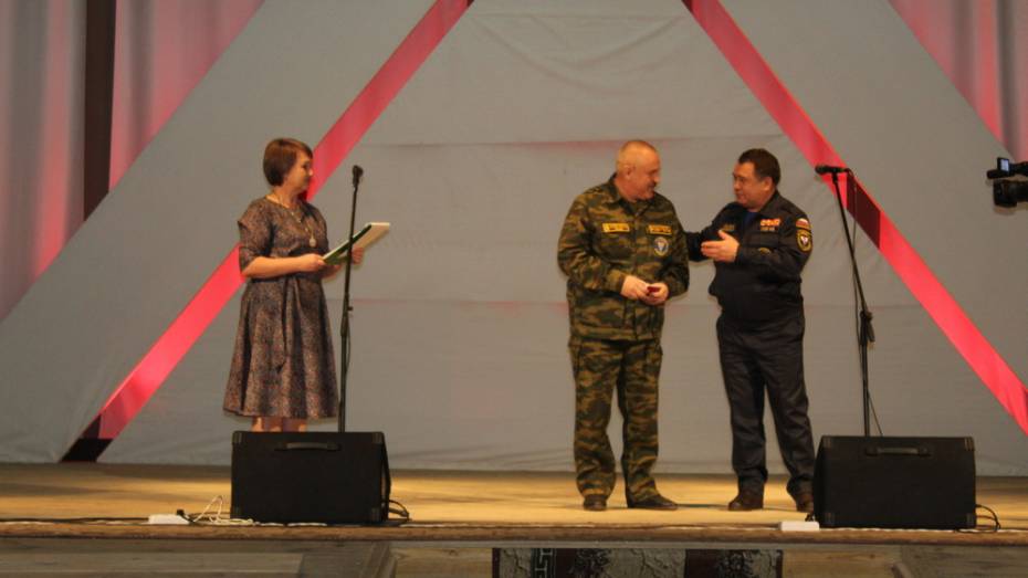 Ольховатских пожарных наградили за отвагу при ликвидации пожара на лакокрасочном заводе