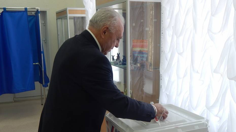 Глава Аннинского района Василий Авдеев отдал свой голос за кандидата в Президенты РФ
