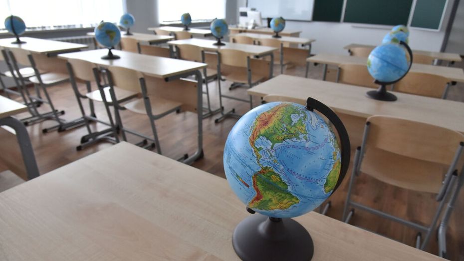 Ковидные ограничения в российских школах продлили до конца 2021 года