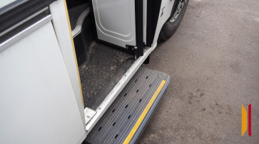 В Воронеже женщина выпала на улицу из ехавшего автобуса