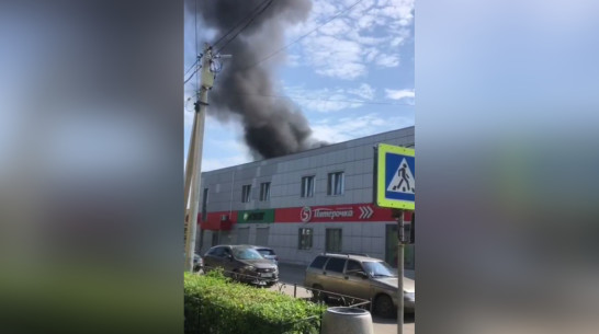 Пожар в 2-этажном магазине в воронежском райцентре сняли на видео