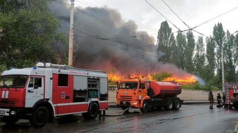 Очевидцы поделились фото и видео крупного пожара на складе в Воронеже