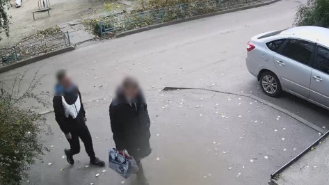 Воронежцы сообщили о неизвестных мужчинах, разносящих по квартирам подозрительные «подарки»