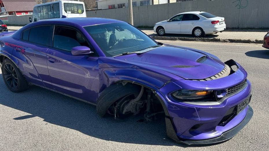 Dodge устроил массовое ДТП на улице Антонова-Овсеенко в Воронеже