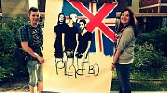 Ради встречи с Placebo воронежские фанаты «тонули» в ванной и «татуировали» на спинах крылья