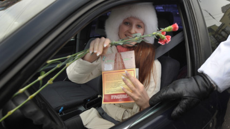 Воронежские госавтоинспекторы поздравили женщин-автолюбительниц