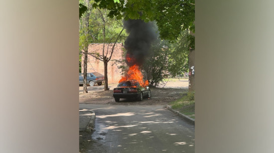Горящий автомобиль Toyota Camry в Советском районе Воронежа сняли на видео
