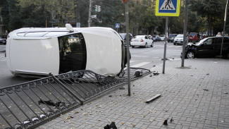 В центре Воронежа у школьной «зебры» столкнулись 2 машины