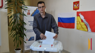 В Поворино на выборах проголосовал молодой учитель