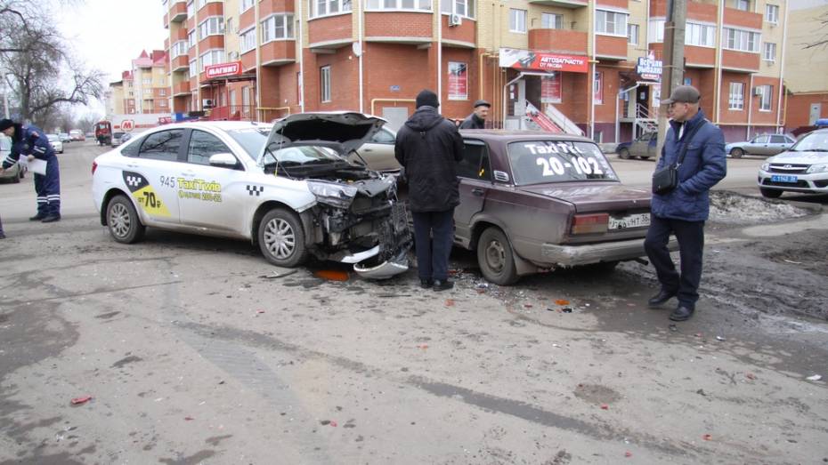 В Боброве при столкновении 2 такси и иномарки пострадал подросток