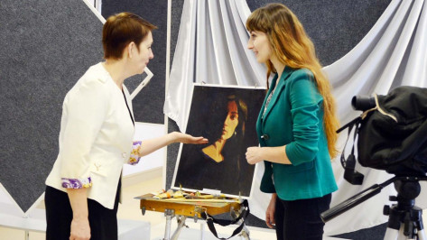 В Семилуках открылась первая персональная выставка воронежской художницы