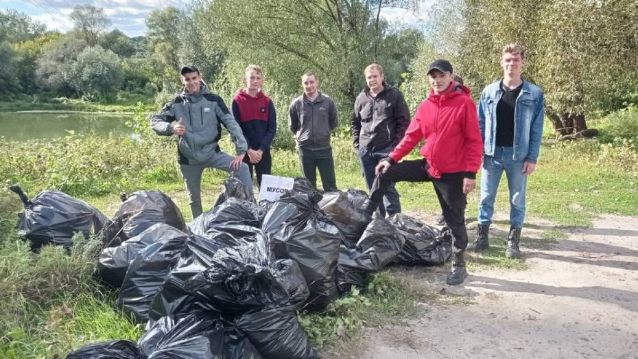 В Борисоглебске молодежь собрала 90 мешков мусора на берегу реки Ворона
