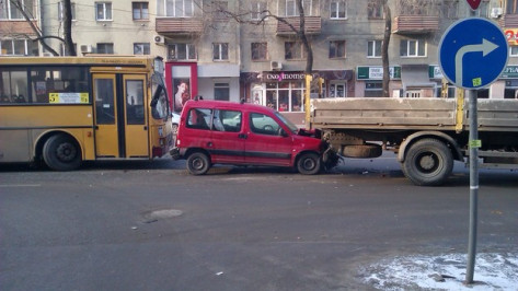 В ДТП с участием большегрузного автобуса в Воронеже никто не пострадал