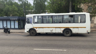 Отбросило на автобус: в Воронеже подросток на мотоцикле сбил женщину с ребенком