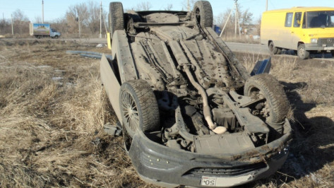 Два человека погибли в Воронежской области в перевернувшихся в кювет машинах