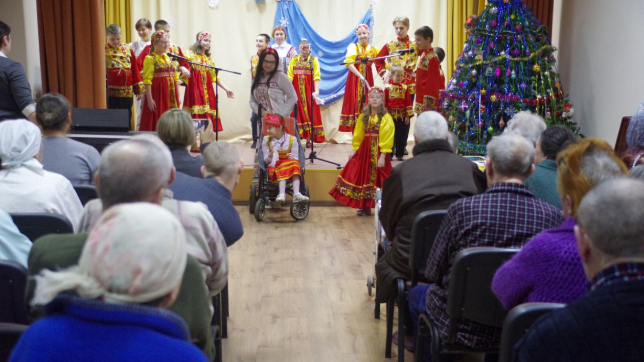 Большая семья. В Воронеже дети-инвалиды устроили новогодний концерт для пожилых