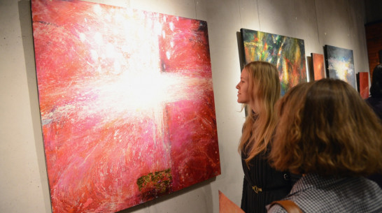 Московская художница представила в Воронеже абстрактную «Двенадцатую ночь»
