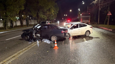 В Воронеже в массовой аварии пострадали 2 водителя