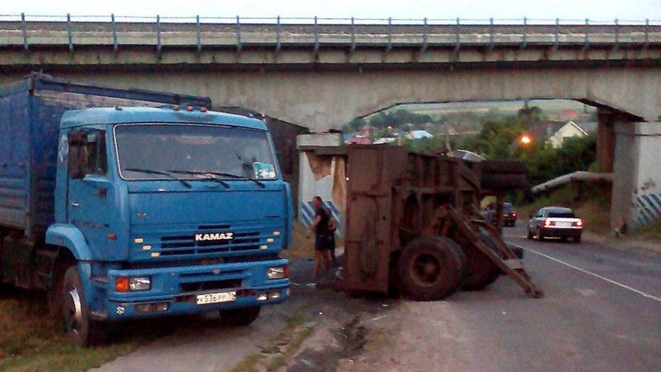 В Боброве перевернулся «КАМАЗ» с семечками